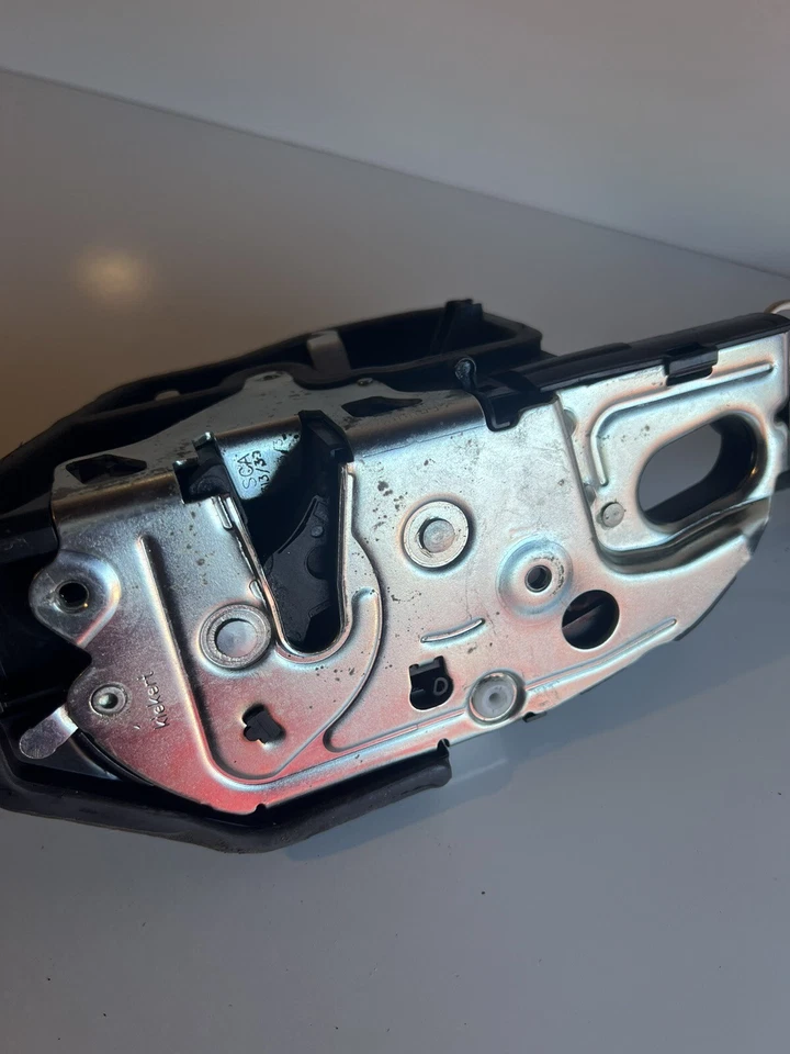 BMW 528i 2015 conjunto de pestillo de puerta trasera izquierda, usado Foto 2 de 4