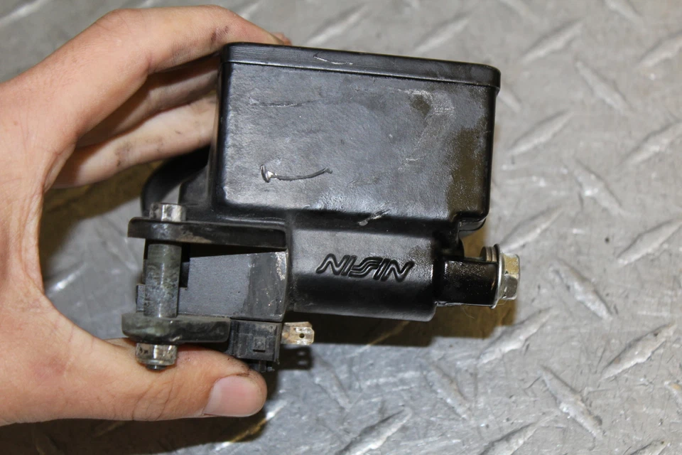 2008 SUZUKI BANDIT 1250S GSF1250S ГЛАВНЫЙ ЦИЛИНДР ПЕРЕДНЕГО ТОРМОЗА С РЫЧАГОМ - Изображение 2 из 4