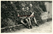 Photo PK, WW2. Wehrmacht: 3 comrades greet a./d. warm south 1944 (MB)21355