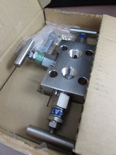 SIEMENS SCHNEIDER THREE VALVE MANIFOLD / A6X30004061