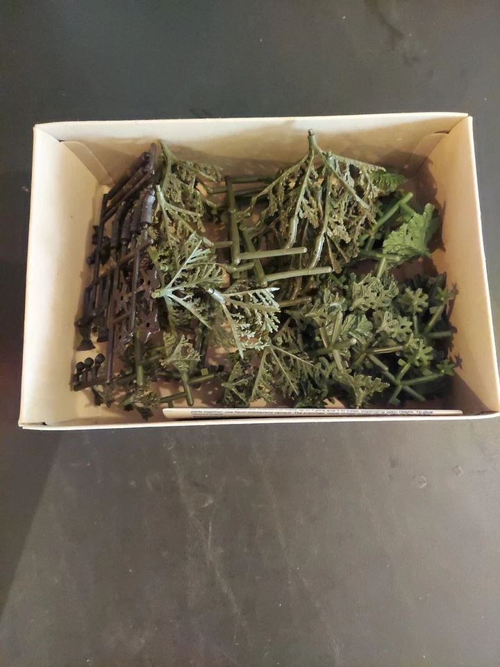 Roco HO Scale Pine Trees 04783A  (set of 8) Tannen - Image 2 of 3