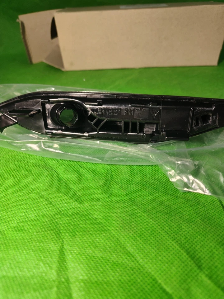 Guardabarros izquierdo PORSCHE CAYENNE 92A OEM 95863110110 NUEVO GENUINO + Foto 4 de 4