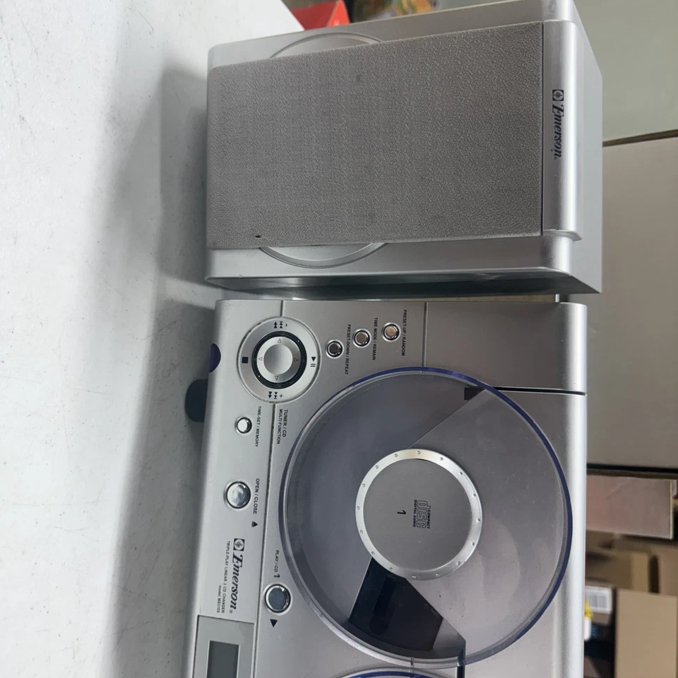 Emerson MS3105 Triple CD Player AM FM  Rare READ DESCRIPTION - Image 2 of 4