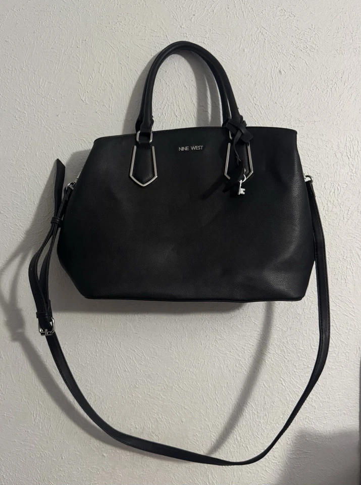 Cartera estilo cartera negra Nine West con asas y correa Foto 3 de 4