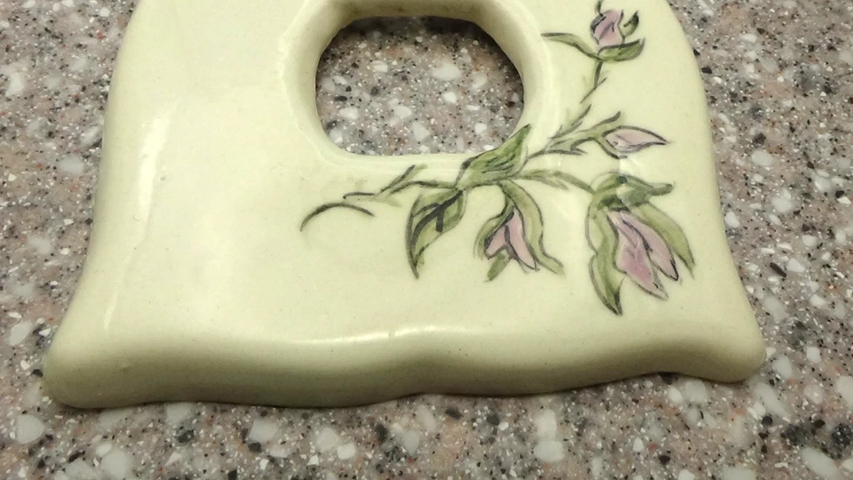 Cubierta de placa de toma eléctrica vintage hecha a mano, pintada a mano, flores rosas Foto 4 de 4