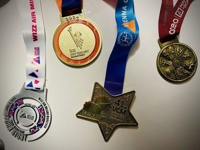   Besonderes Marathon Set inkl. 4 offizielle Medaillen Wien   NYC   Mailand  