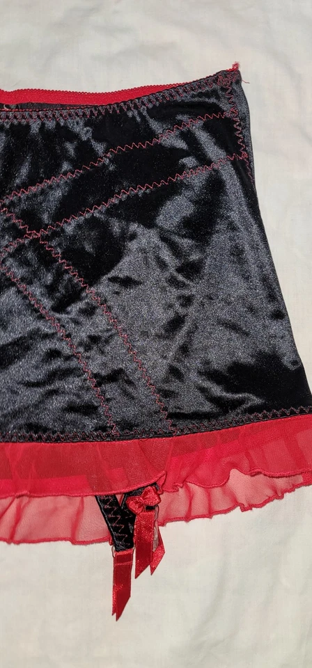 Lencería Frederick’s of Hollywood para mujer XL roja negra con ribete de malla liguero con falda Foto 3 de 4