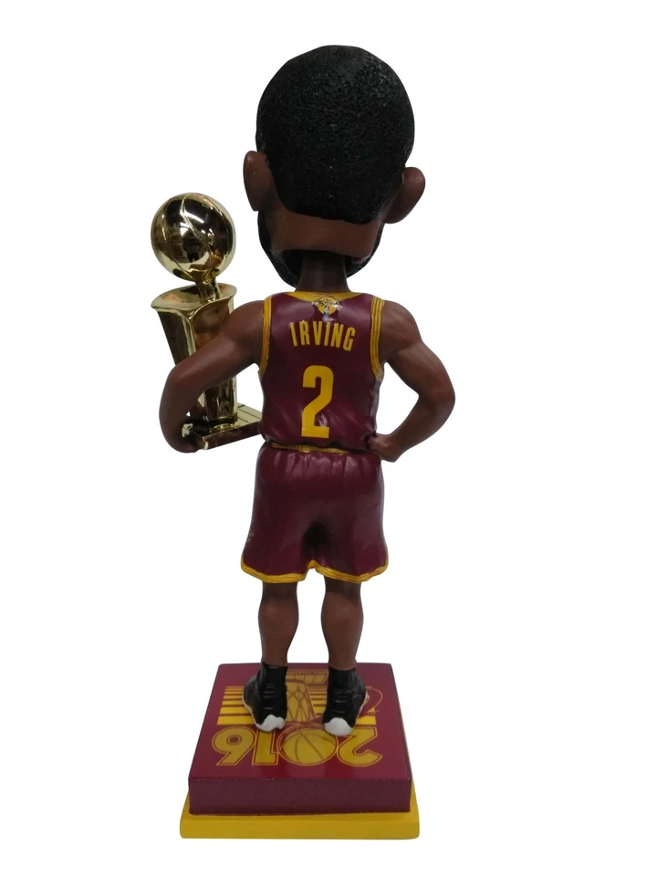 Camiseta Kyrie Irving Cleveland Cavaliers Wine 2016 Campeonato NBA Bobblehead Foto 3 de 4