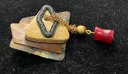 Spilla pendente asimmetrica multicolore e multi texture BZ24 Jo Marz - Foto 2 di 7