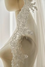 Elegant Mantilla Lace Wedding Veil with Comb - Bridal Veil Lace Edge White/Ivory
