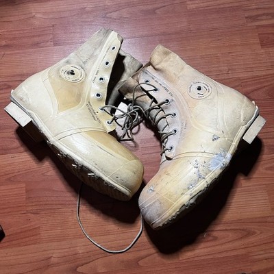 Vintage Bata Bunny Boots Size 9 Worn Thrashed White