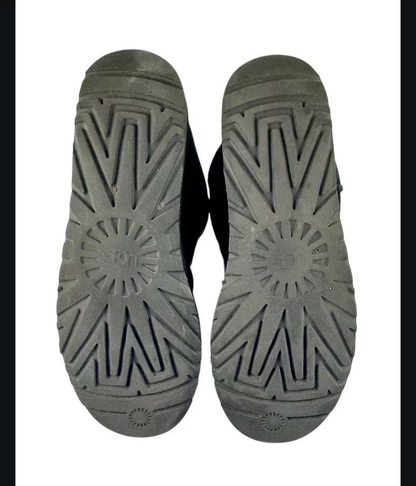 Botas UGG Classic Mini Stud II, gamuza negra. Mujer Talla 10 Foto 4 de 4