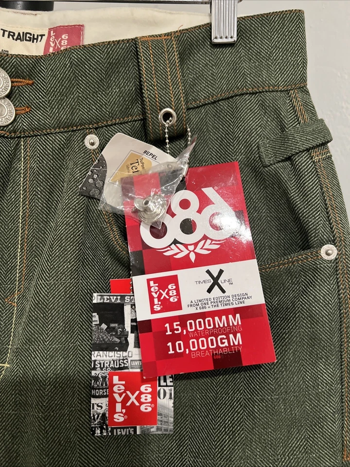 Levi's x 686 Mens Snowboard Ski Pants Size S NWT PERFECT CONDITION - Image 2 of 4