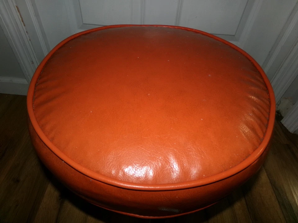 Antiguo reposapiés otomano de colección mediados de siglo moderno redondo naranja vinilo patas de madera Foto 4 de 4