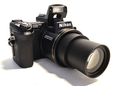 Nikon Coolpix 5700 Bridgekamera 8x Zoom ED Objektiv