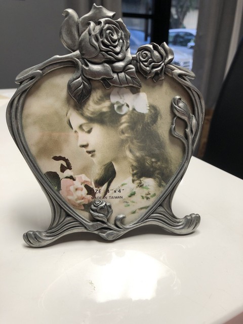 Wellesley Manor Ornate Floral Rose Picture Frame Metal Hart Shape 4" x