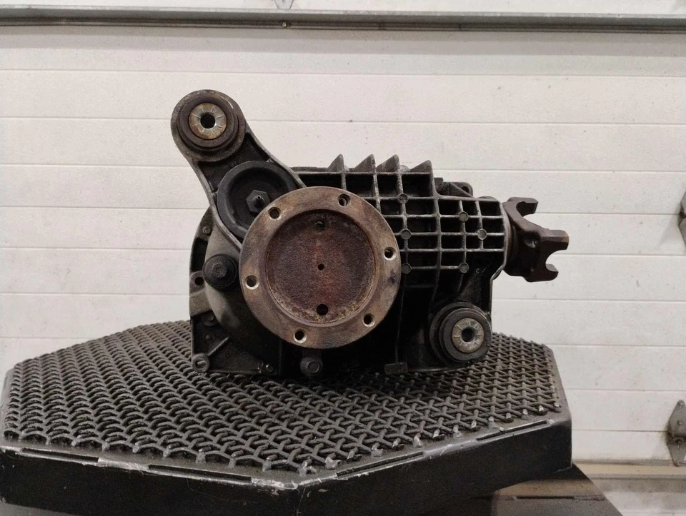 1995-2000 Chevrolet Tahoe GM SUV 3.73 Ratio Front Axle Differential Carrier 223K - Image 2 of 4