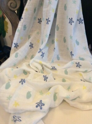 Baby Wickelset - 2 x große Swaddles und eine weiche Birnenrassel