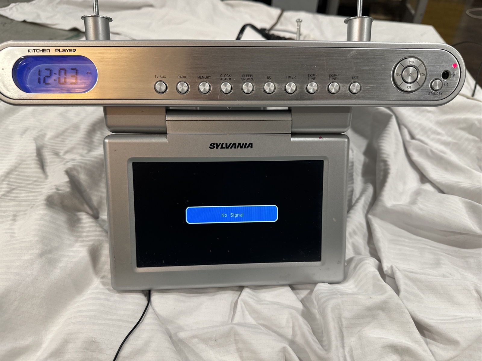 Sylvania 7" Under Counter TV Clock Radio SKCR2614A eBay