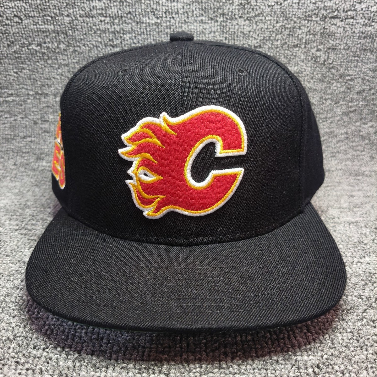 Mitchell & Ness Calgary Flames NHL Black Snapback Cap Hat