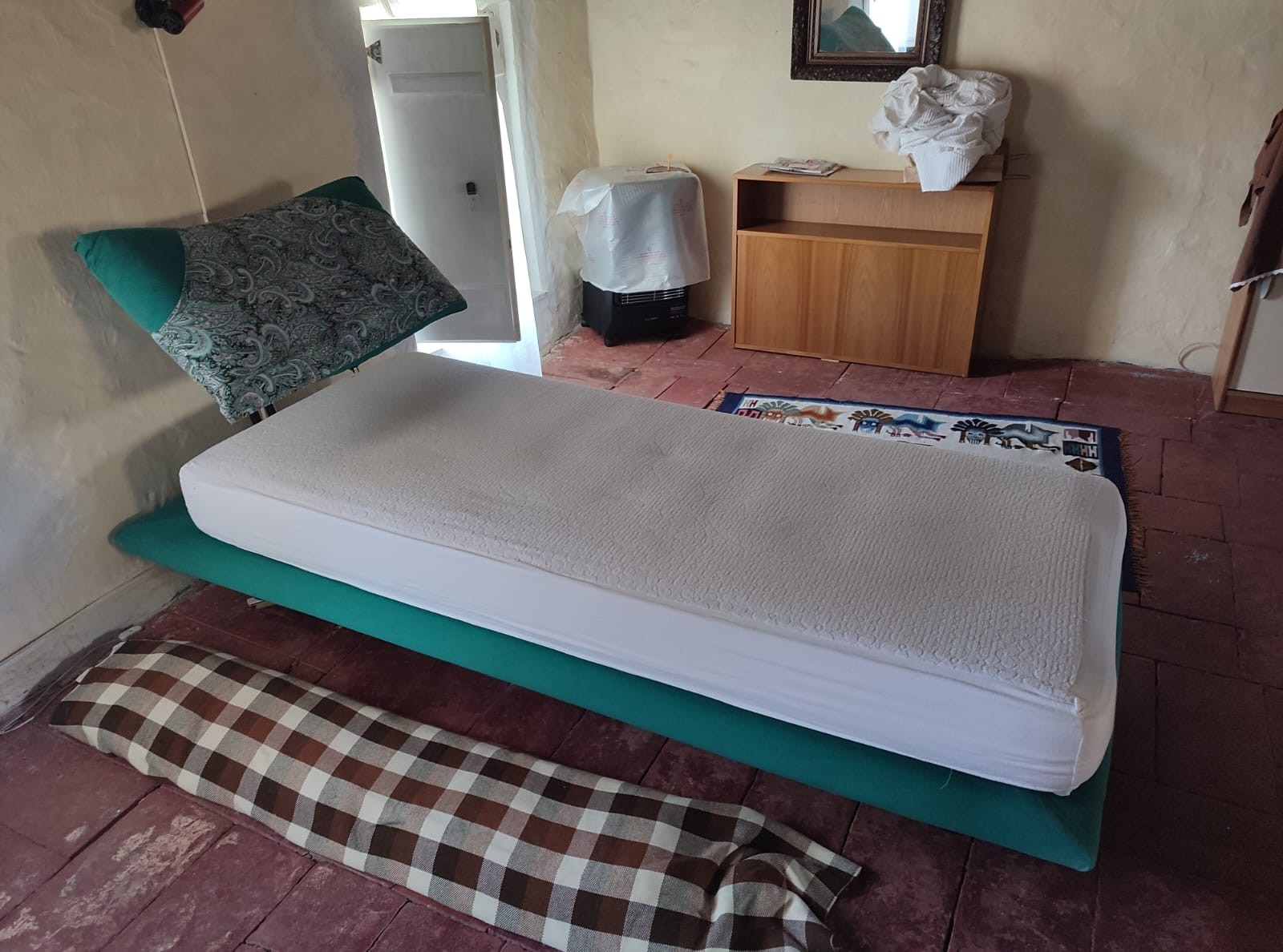 letto in tessuto con testiera basculante e rete a doghe, con materasso seminuovo