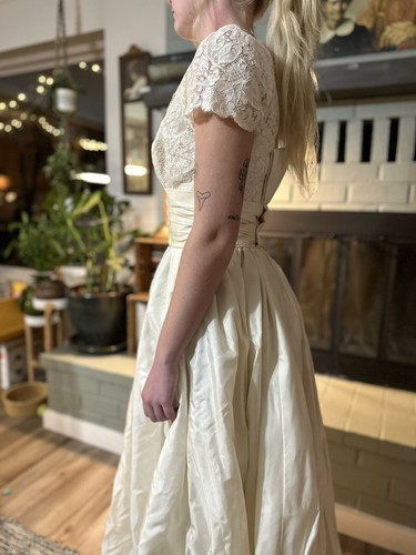 VTG Wedding Dress 1950s Floor Length Silk Or Satin w/ Train Lace Bodice Beaded - Picture 6 of 18