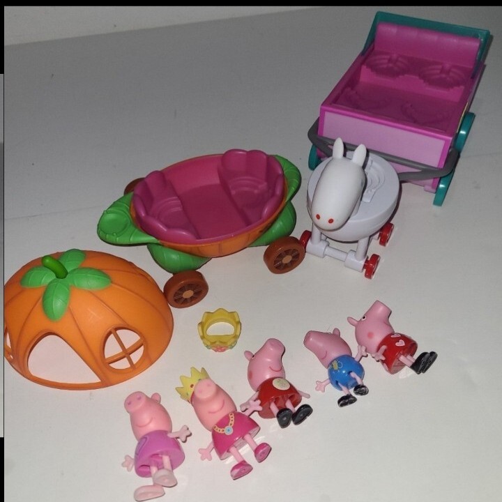 Peppa Pig Princess Kingdom w/Talking Princess Carriage & Little