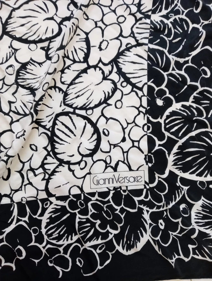 Xale cachecol de seda preto e branco Y# Gianni Versace 52/52 polegadas tem manchas puxadas - Imagem 3 de 4