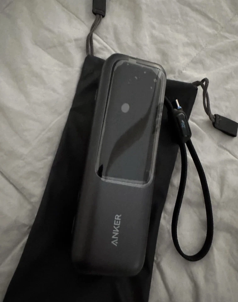 Cargador USB-C Anker 140W 4 puertos para computadora portátil y banco portátil de 25000 mAh incorporado retráctil Foto 2 de 4