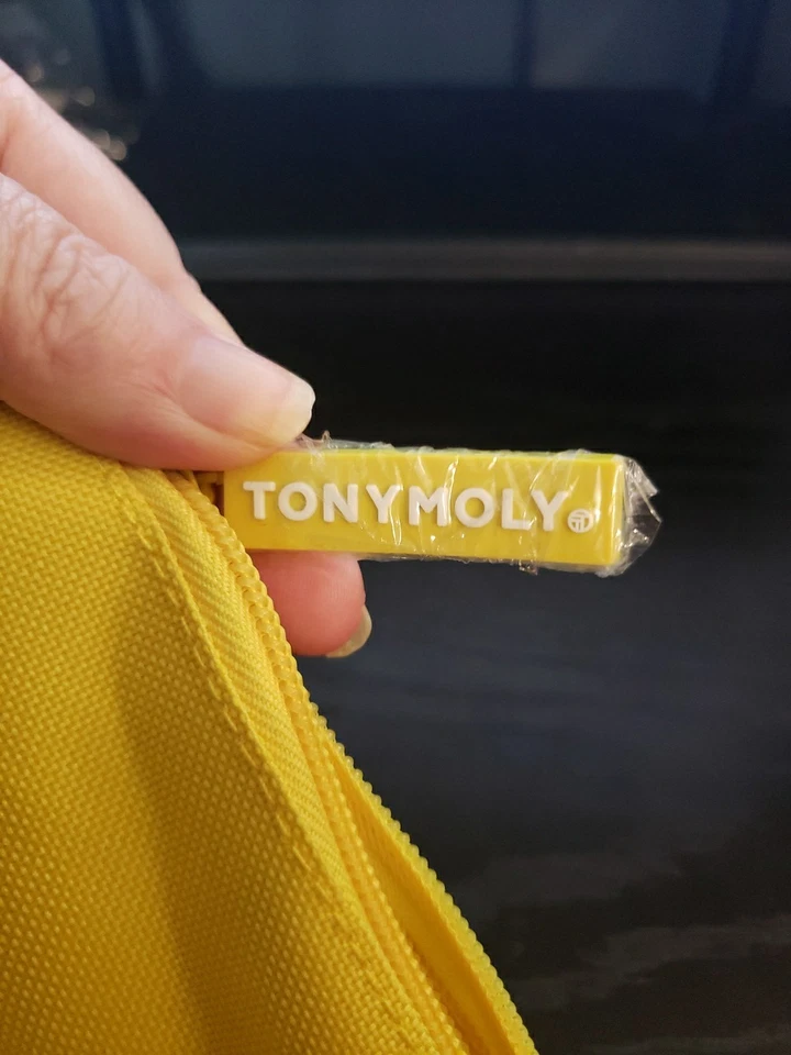 TonyMoly ~ Bolsa de Maquillaje Amarilla ~ Macy's Beauty Box Julio 2025 Foto 2 de 3