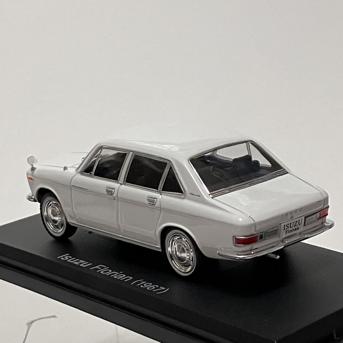 Hachette 1:43 Isuzu Florian Sedan 1967 Diecast Toy Car White