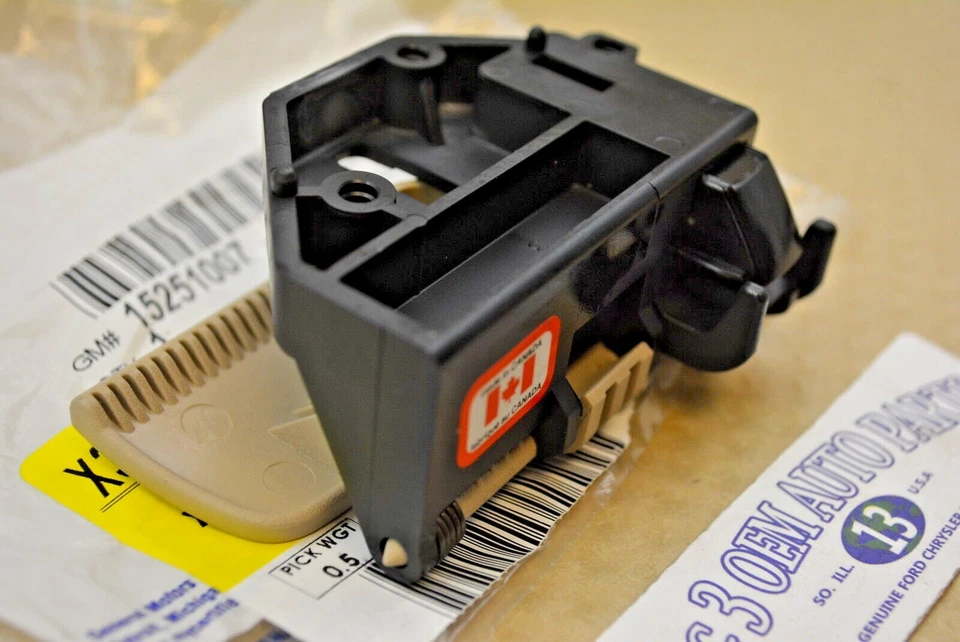 Guantera LaCrosse 2005-2009 pestillo panel puerta manija liberación nuevo OEM 15251007 Foto 4 de 4