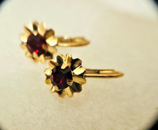 Pendientes Huggie Estate "Flor" Rubí Oro Amarillo 14K Foto 4 de 4