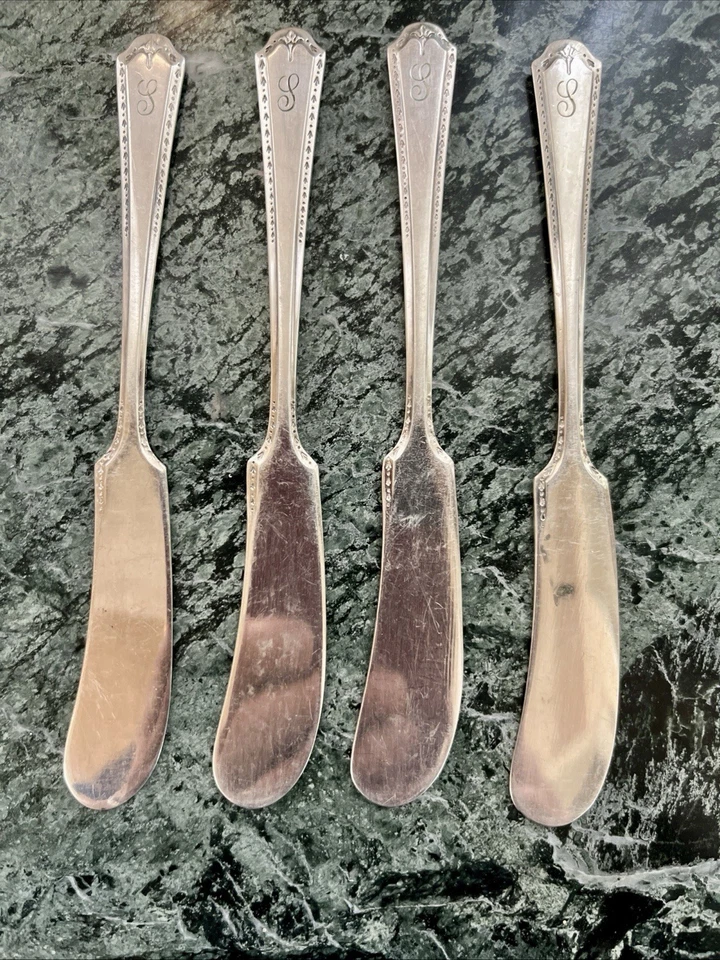 4 cuchillos de mantequilla enchapados Tudor con monograma Foto 3 de 4