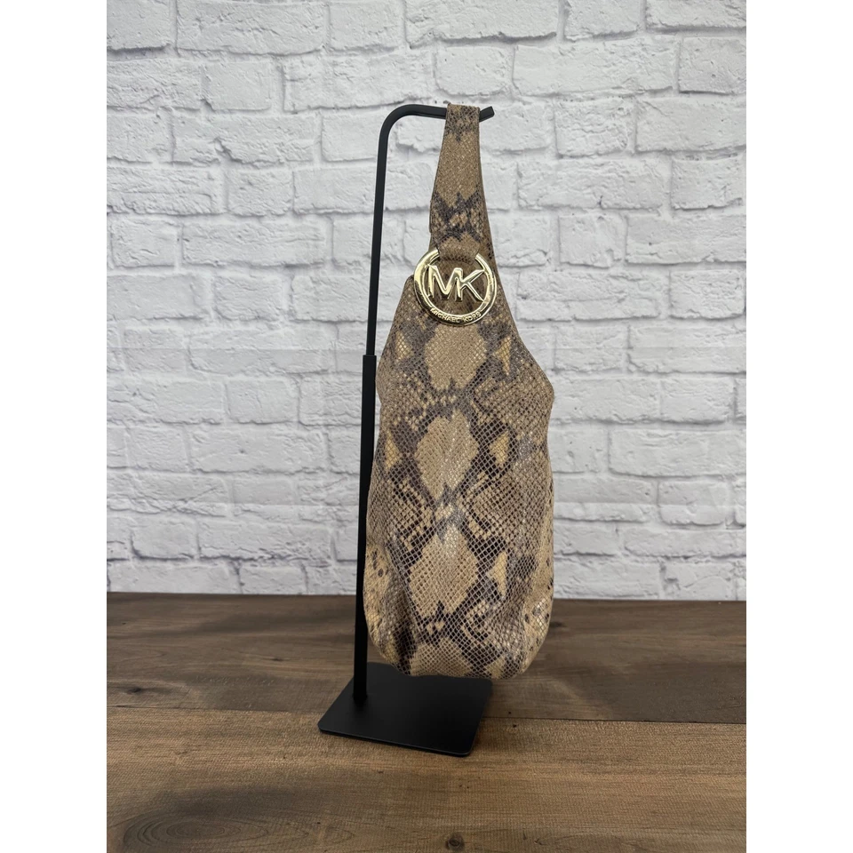 Bolso de Hombro Hobo Michael Kors Pitón Cuero Repujado Marrón Dorado Logo MK Foto 2 de 4