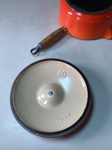 Le Creuset Volcanic Orange Saucepans - Set Of 3 - 16, 18, 20 - Wooden Handles. - Picture 10 of 24