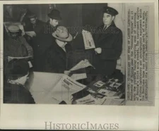1959 Press Photo Moscow residents read about launch of Russia's moon rocket
