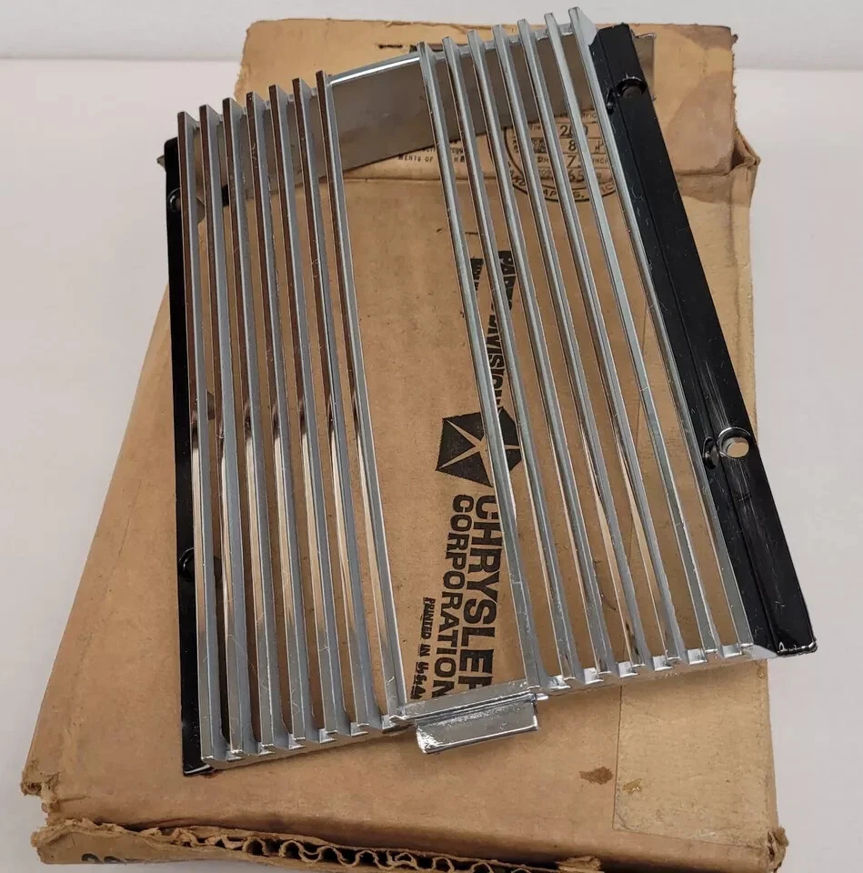 Chrysler Newport 1968 puerta trasera izquierda bisel cubierta embellecedor 2853463 nuevo en stock Foto 2 de 4