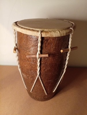 Vintage Afrikanische Trommel 29 cm handgeschnitzte Holztrommel mit Stöcken um Percussion