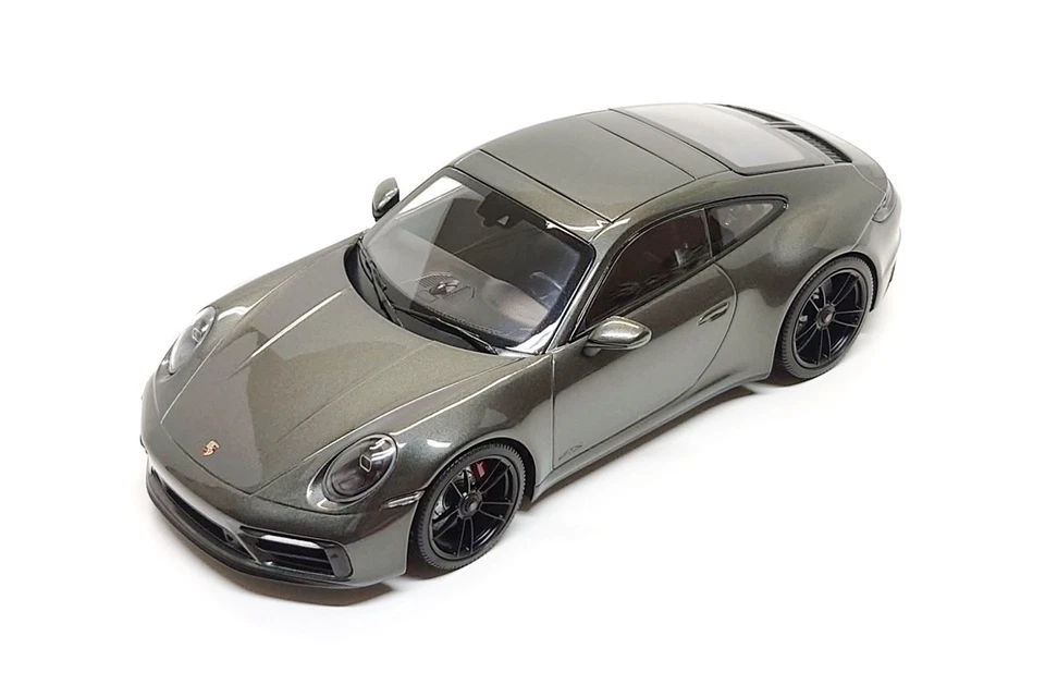 Minichamps 1:18 Porsche 911 Carrera 4 GTS (992) in Aventurine Green Metallic - Image 3 of 4