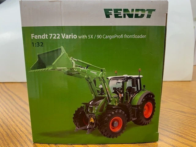 New FENDT 722 Vario Tractor with Loader Scale Model.  1:32 Scale USK Scalemodels - Image 3 of 4