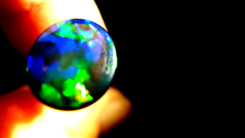 Opale : Äthiopischer Welo ,Black Fire Opal 2,9 ct. fac.. Opale : Äthiopischer Welo ,Black Fire Opal 2,9 ct. fac..