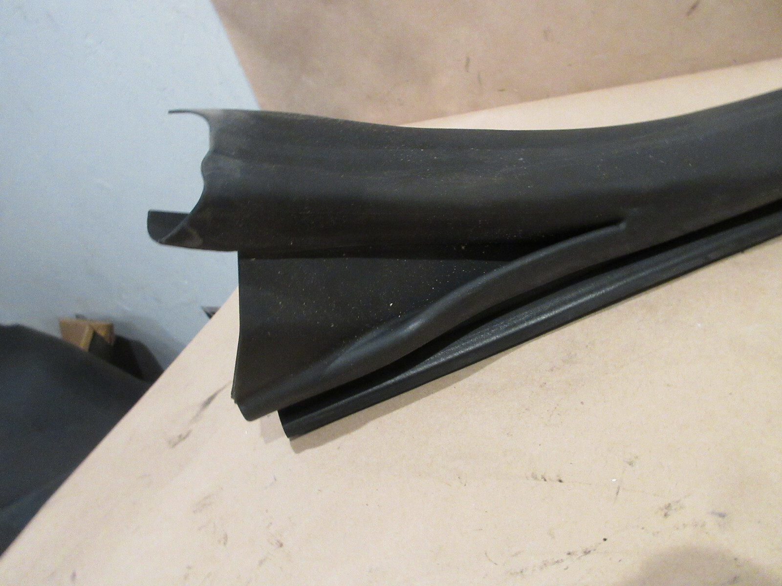 Maserati GranTurismo RH Door Upper Gasket P/N 80089100