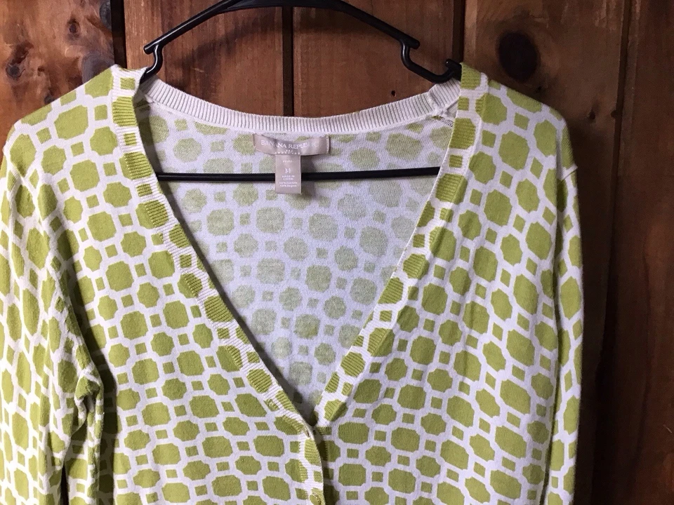 Cárdigan Banana Republic Verde Blanco Talla M Cuello en V Botones Geométricos Foto 2 de 4