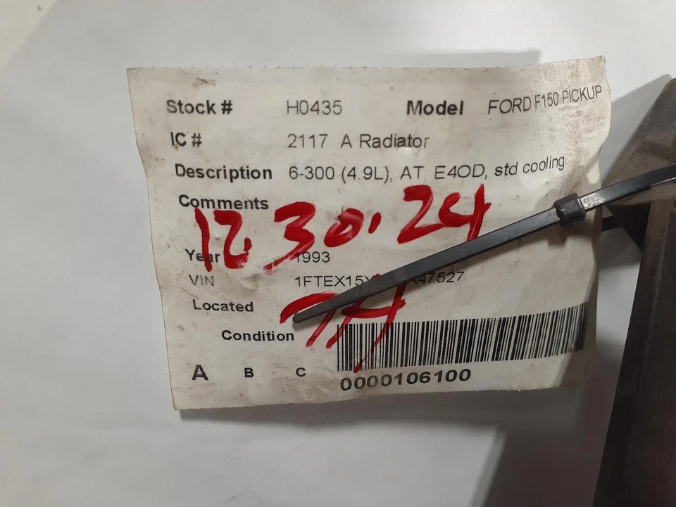 Used Radiator fits: 1993  Ford f150 pickup 6-300 4.9L AT E4OD transmission 1 Foto 3 de 4