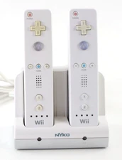 Nintendo Wii Nyko Charge Station Dual Dock w/ Controllers & Rechargable Battery
