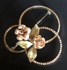 Krementz Vtn Pin-Tri Color “gold” Pink Roses, Green Leaves On 3 Serrated Circles