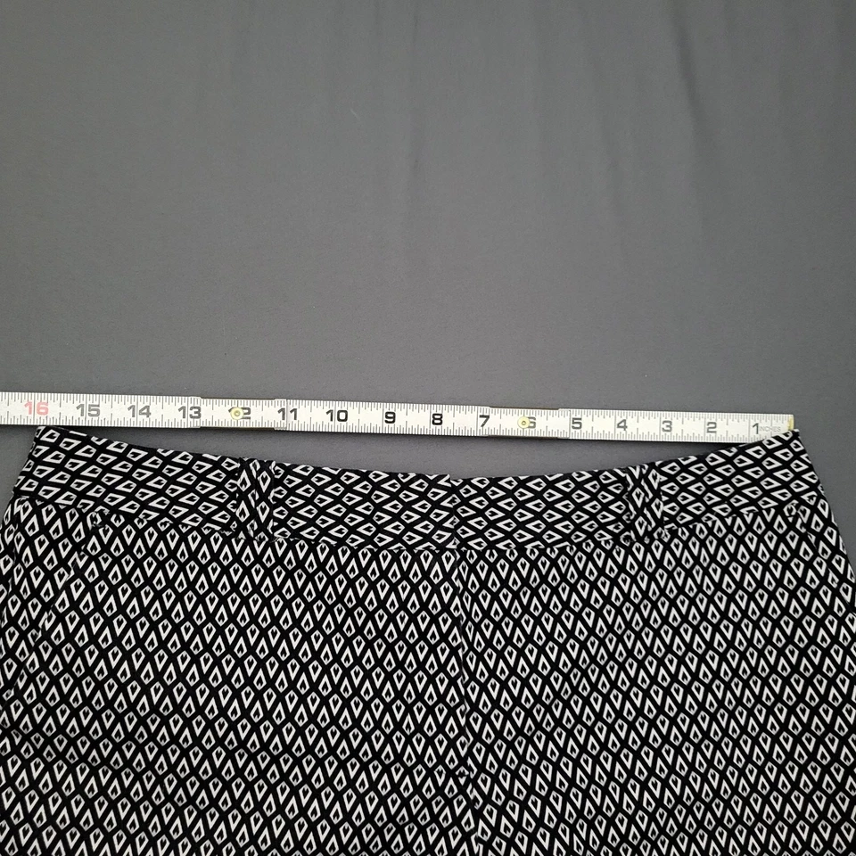 Worthington Shorts Womens Size 8 Mid Rise Chino 5" Inseam Twill Geometric Black - Image 4 of 4