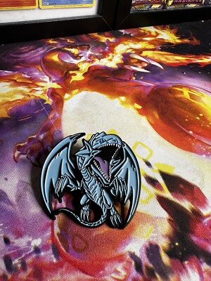 Yu-Gi-Oh Emaille Pin Abzeichen - blaue Augen weißer Drache Yu-Gi-Oh Metall Pin Geschenk 5x5 cm