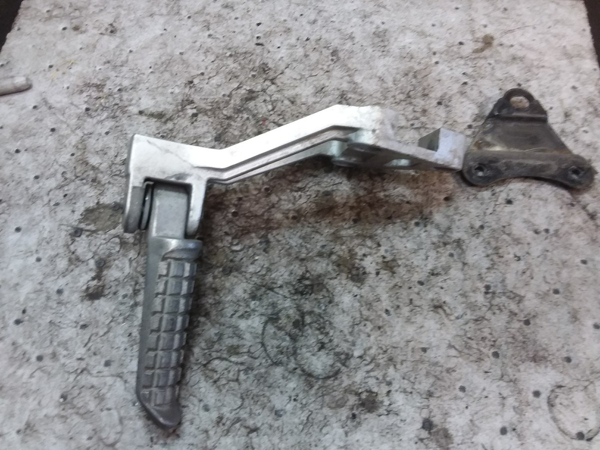 88-96 ZX6 88 1988 KAWASAKI ZX600c RIGHT REAR PASSENGER FOOTPEG OEM